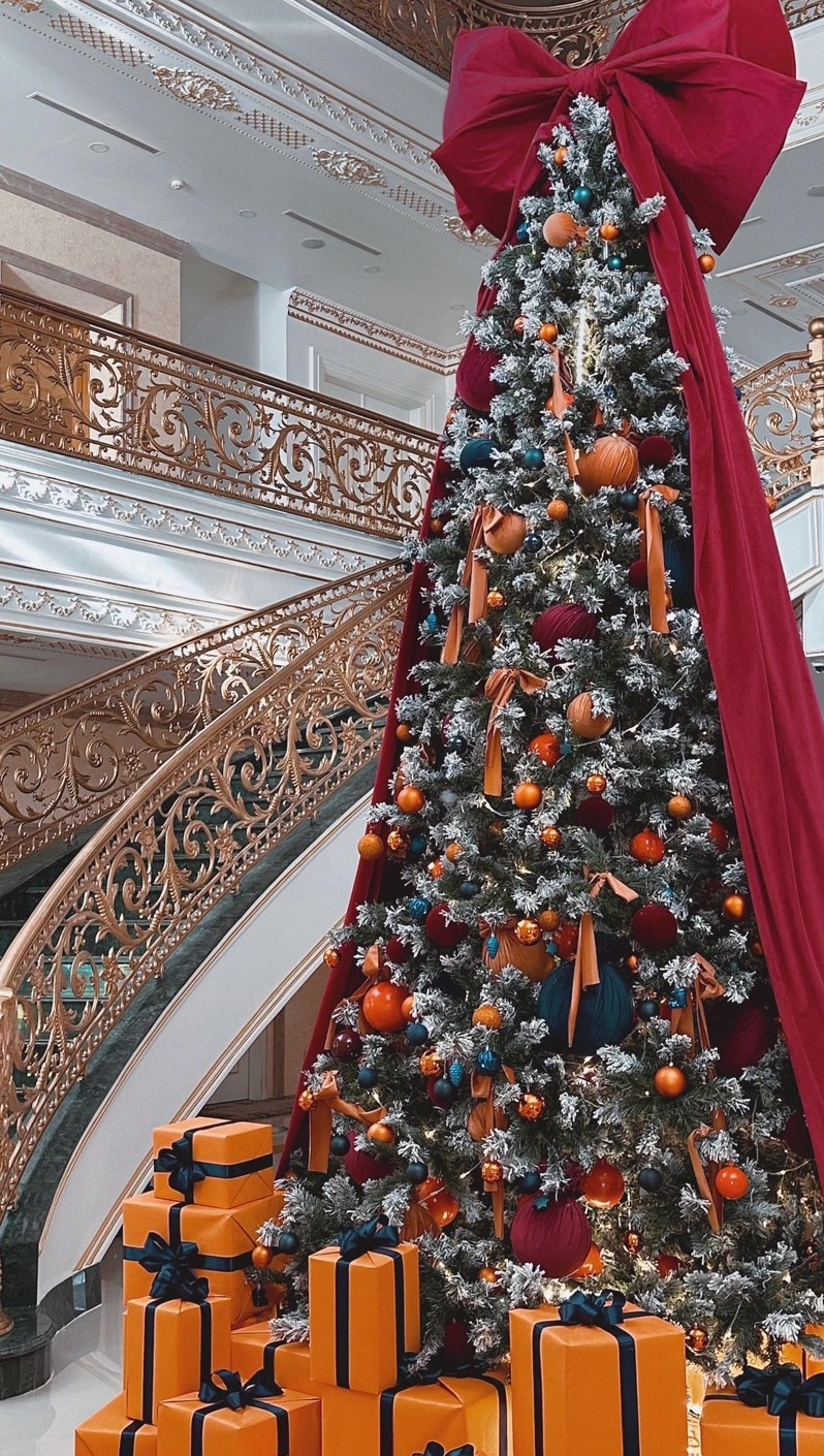 Vào Giáng sinh, vợ chồng Lan Khuê decor cây thông khổng lồ cho khu vực sảnh nhà Trang trí cây thông Noel trong biệt thự Lan Khuê