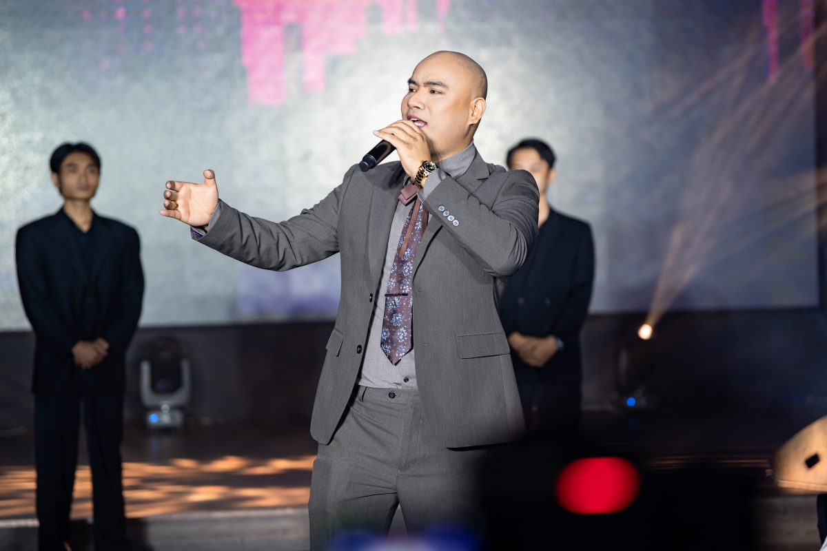 Ca nhạc sĩ A Tuân trên sân khấu sự kiện A Tuân cùng khách mời trên sân khấu