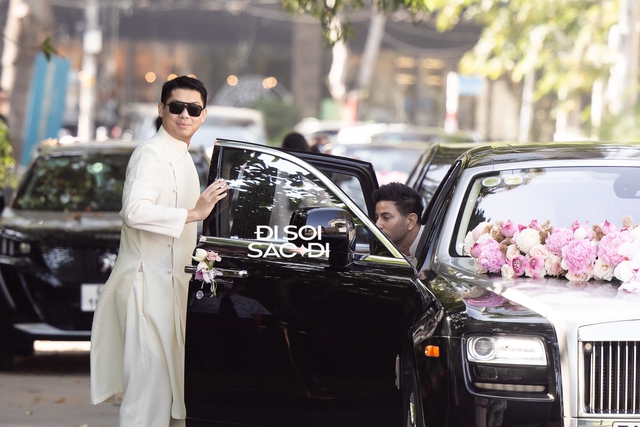 Khoảnh khắc Hiếu Nguyễn mở cửa xe cho anh rể trong buổi lễ gia tiên Hiếu Nguyễn mở cửa xe cho Justin